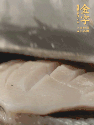 鮑魚用勺子撬出來，去掉內(nèi)臟和牙齒，加面粉、白醋、鹽、啤酒抓一下，清水洗凈，切花刀。