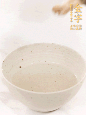 羊肚菌流水洗凈2遍后，溫水泡發(fā)15-20分鐘。