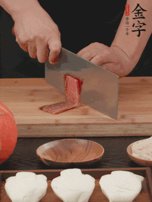 金字火腿上方切薄片。