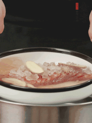置于盤中，加冰糖100g、黃酒100g、水200g，上鍋蒸20分鐘。