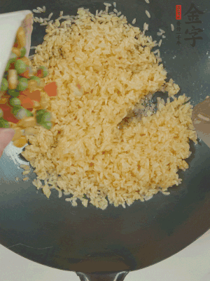 下豌豆粒、胡蘿卜粒、玉米粒。（買現(xiàn)成冷凍的雜菜即可，非常方便）