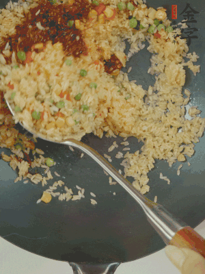 翻炒熟后，加金字火腿XO醬。