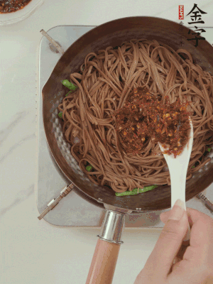 下蕎麥面，淋上少許醬油，加2勺金字火腿大師醬略翻炒即可。