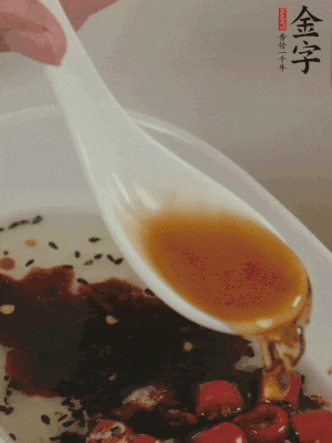 再加2勺生抽、1勺香醋攪拌。