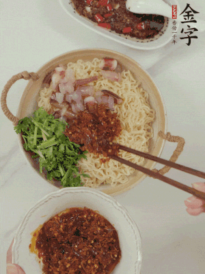 在面上鋪魷魚、香菜、金字火腿大師醬。