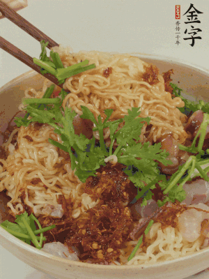 倒上醬汁攪拌均勻即可。