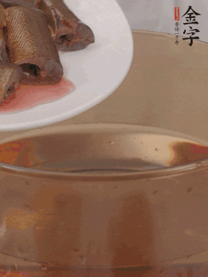 處理干凈的黃鱔段，加姜片、料酒沸水下鍋焯水。撈出用涼水沖洗干凈。