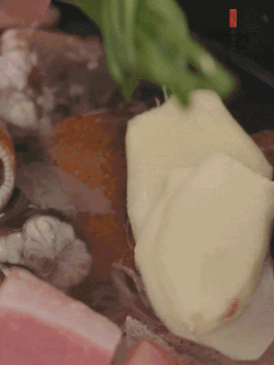 加姜片、蔥結(jié)、料酒。