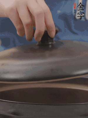 大火煮開后轉(zhuǎn)小火，燉煮20分鐘左右。