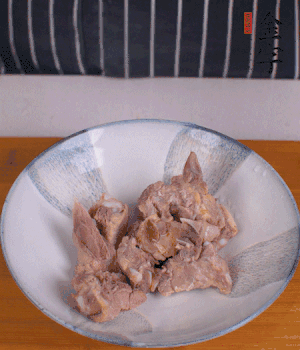 排骨加1勺黃酒、1勺蠔油、1勺玉米淀粉、1/4勺胡椒粉腌制半小時(shí)。