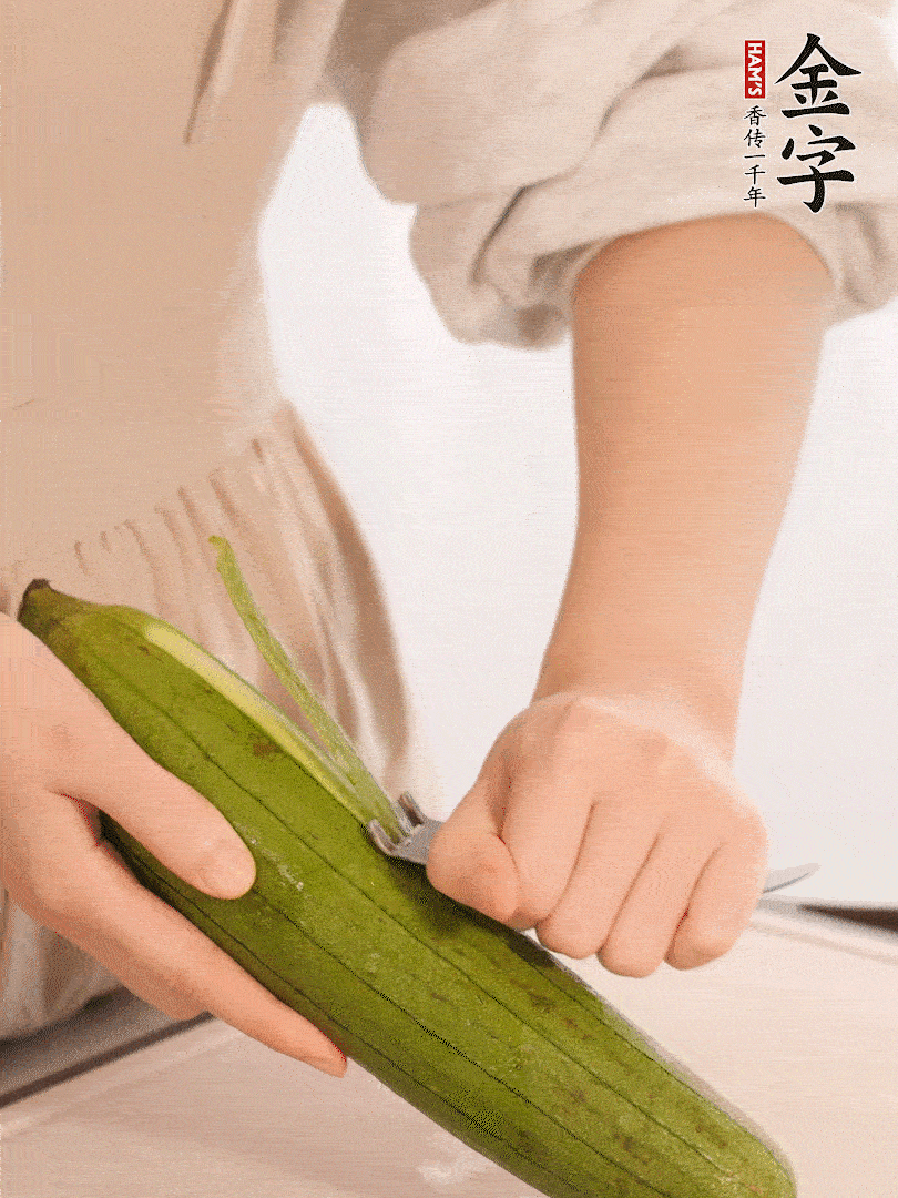 絲瓜去皮切滾刀塊用鹽殺一下水分洗凈。