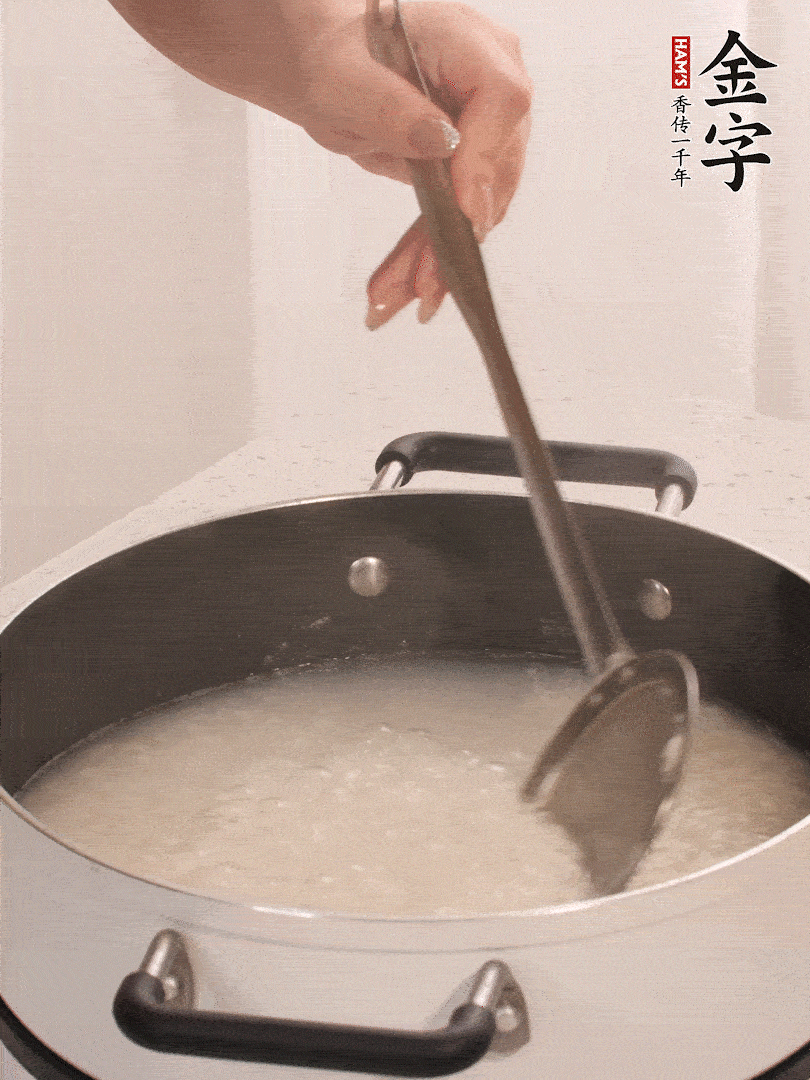 香菇、土豆、胡蘿卜、金字土香腸切小塊。