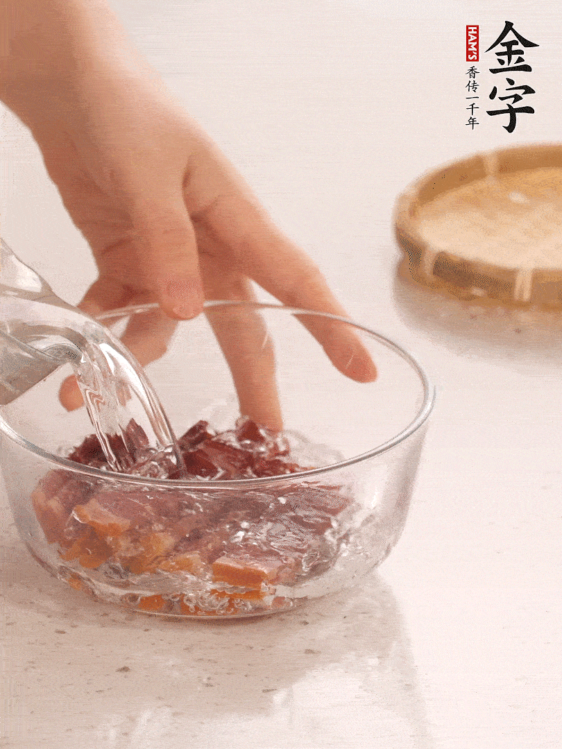 金字火腿切片，溫水泡5分鐘。