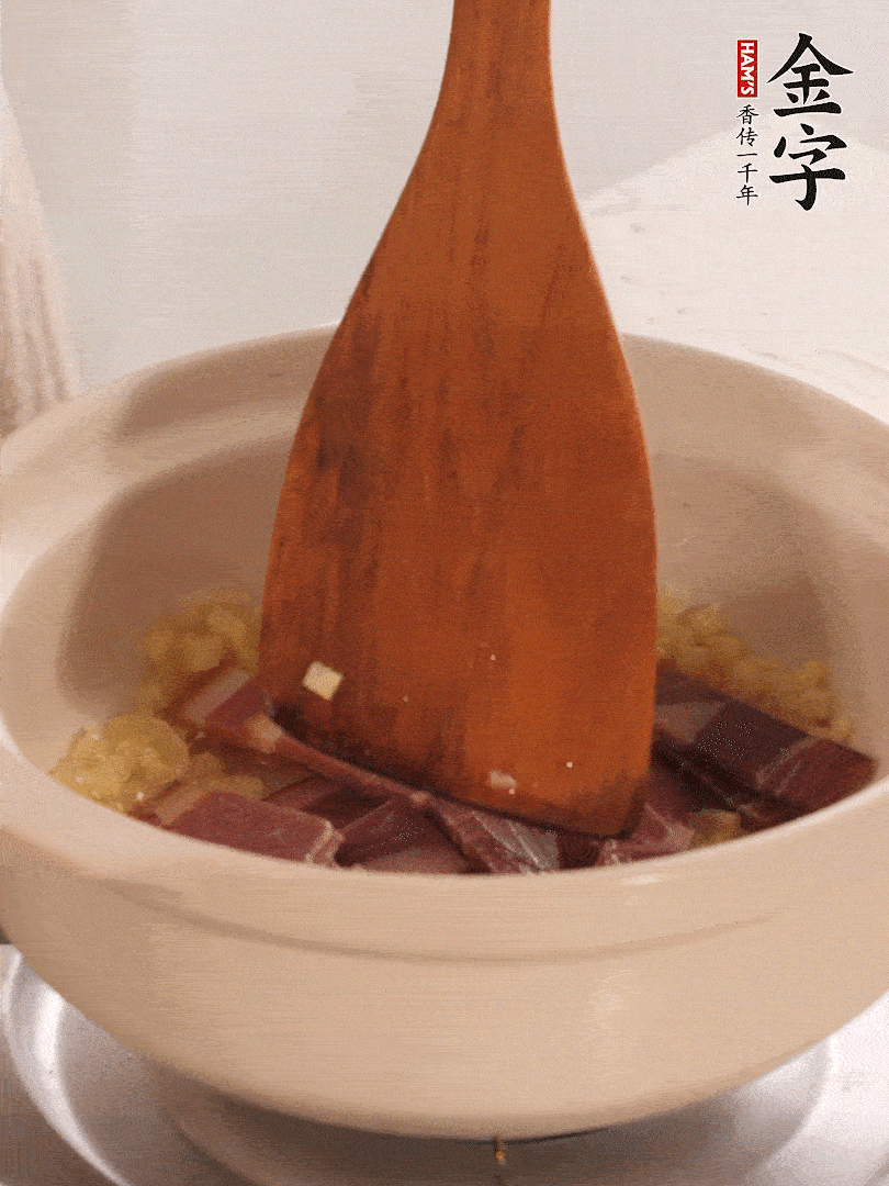 加熱水，加入白菜蓋上蓋子煨煮3分鐘。