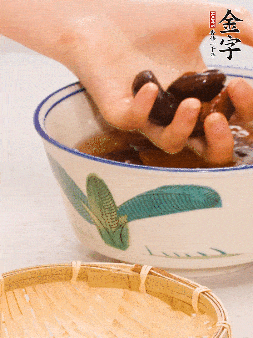 干香菇提前泡發(fā)切片，泡香菇水留著備用。