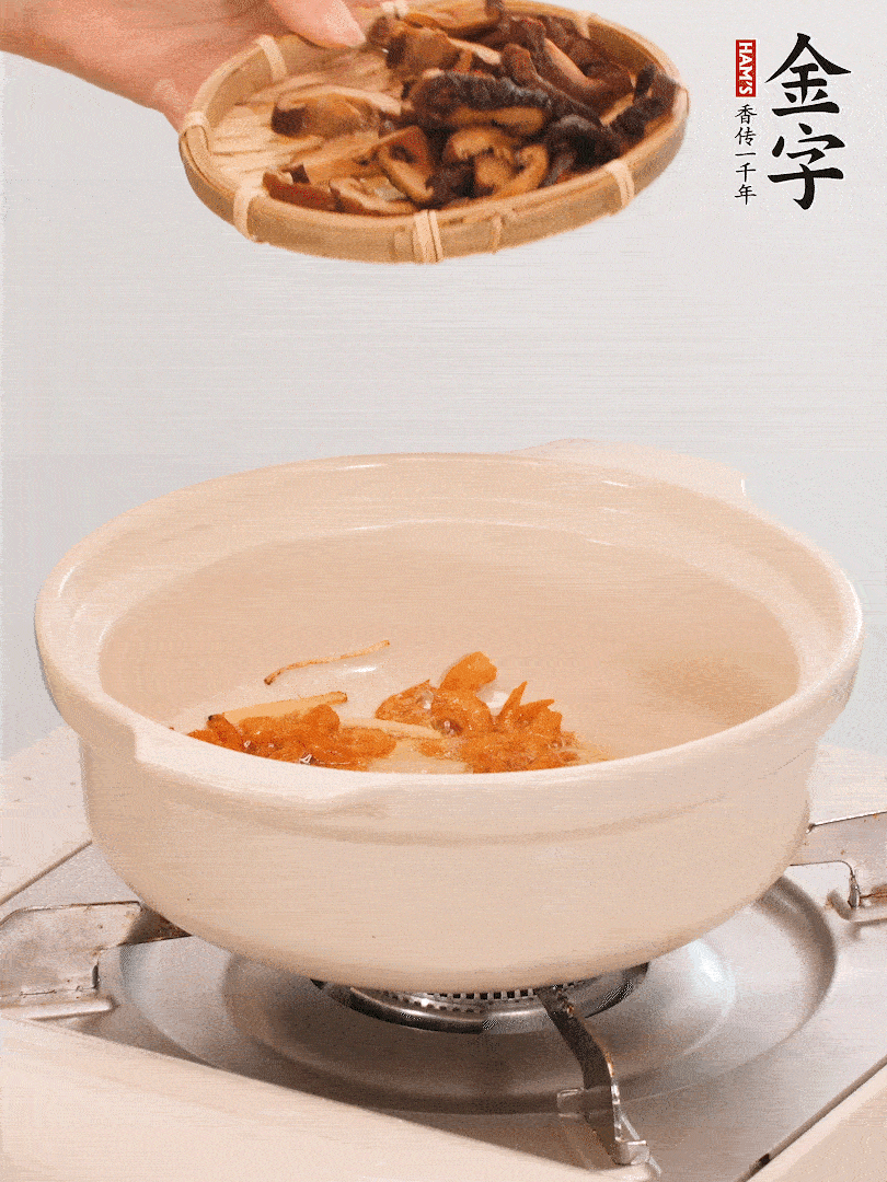 砂鍋倒入少許油，放入姜絲、海米小火煸香；再放入香腸、南瓜、干香菇一起翻炒2分鐘。