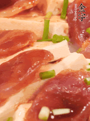 調(diào)一個(gè)醬汁：2勺生抽、1勺蠔油、半勺白糖、1勺淀粉、半碗清水調(diào)成料汁燒開