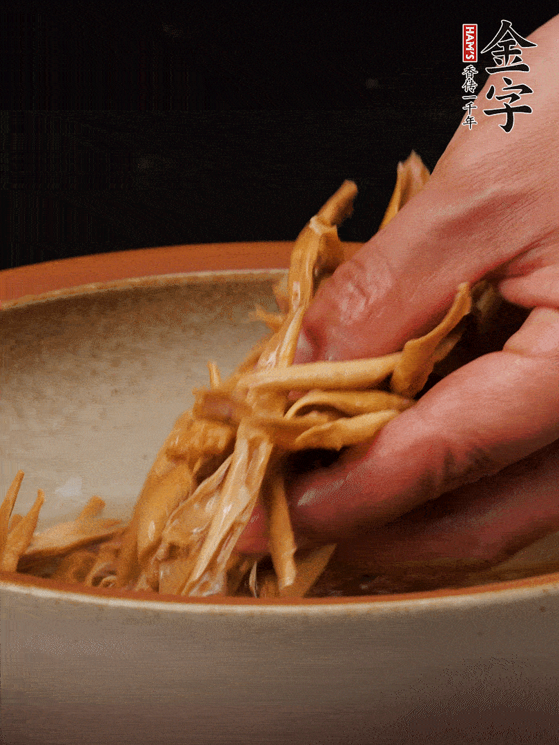 農(nóng)家土筍尖提前泡軟，用刀劃成細(xì)絲，這樣會(huì)更加入味。