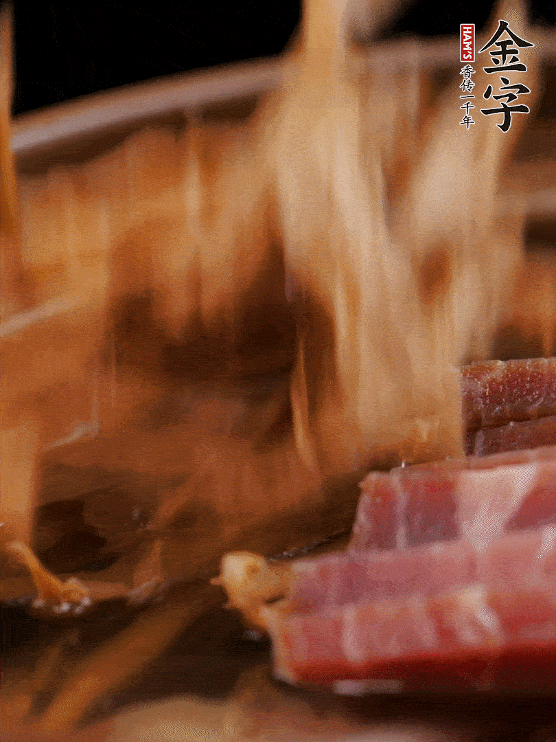 大筒骨、金字火腿、姜片、黃酒一起放入砂鍋，加筍干燉煮40分鐘。（如果家里有高壓鍋，用高壓鍋把高湯壓出來(lái)更鮮濃。）