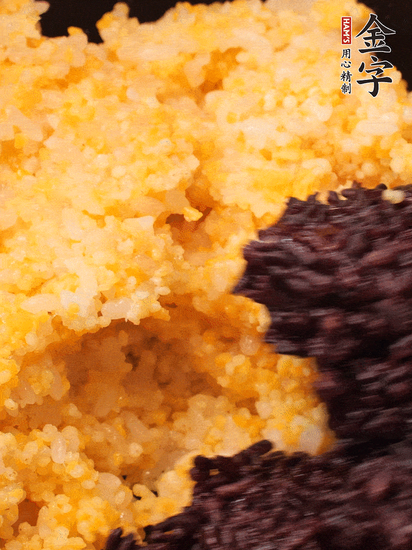 混合小米、紫米煮熟，加豬油攪拌均勻（紫米分開煮在攪拌）