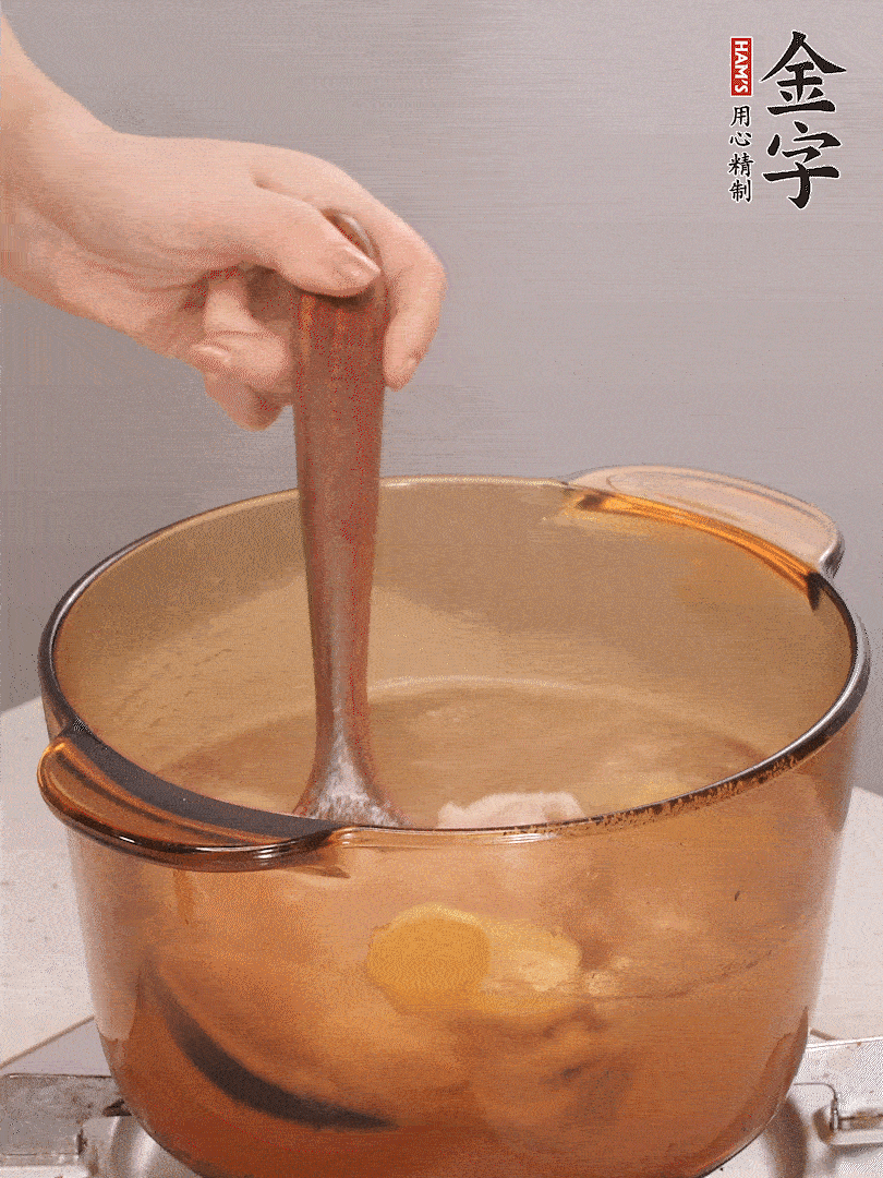 鴨肉、白果、火腿、生姜一起放入砂鍋，清水沒過食材，大火燉煮1小時