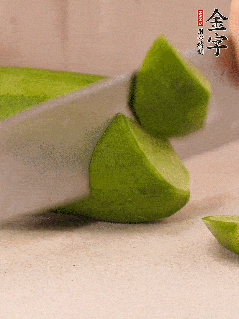 青、紅蘿卜洗凈，去皮切大塊