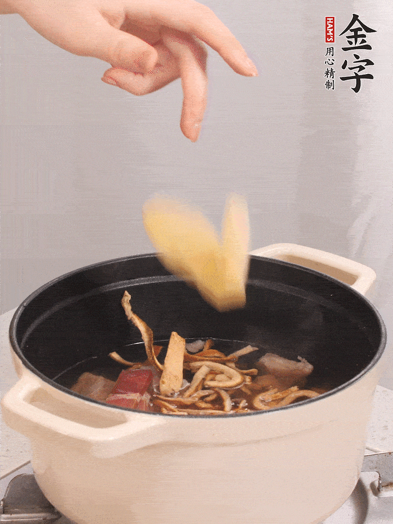 加入青、紅蘿卜再煲20小時。