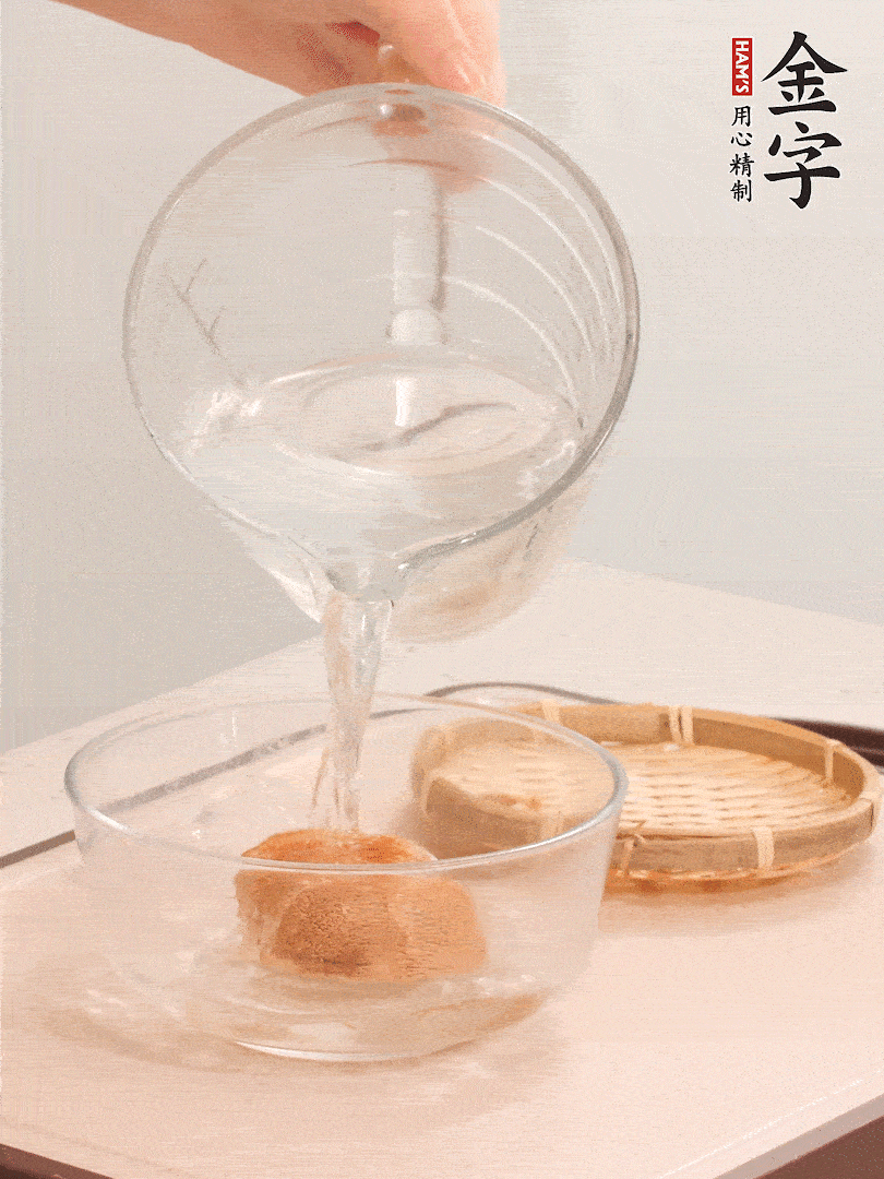 猴頭菇至少泡發(fā)半小時，將浸泡后的黃水擠干；