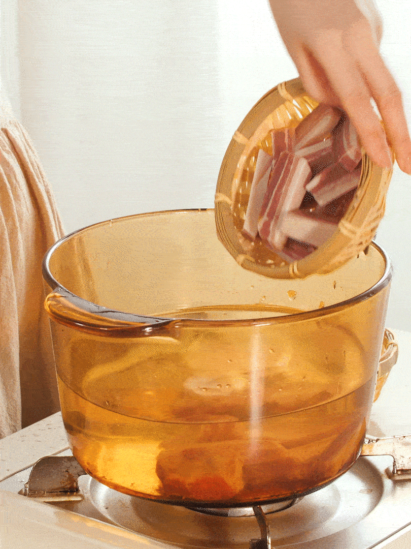 咸肉、排骨加料酒 蔥段 生姜 一起冷水下鍋焯水撈出