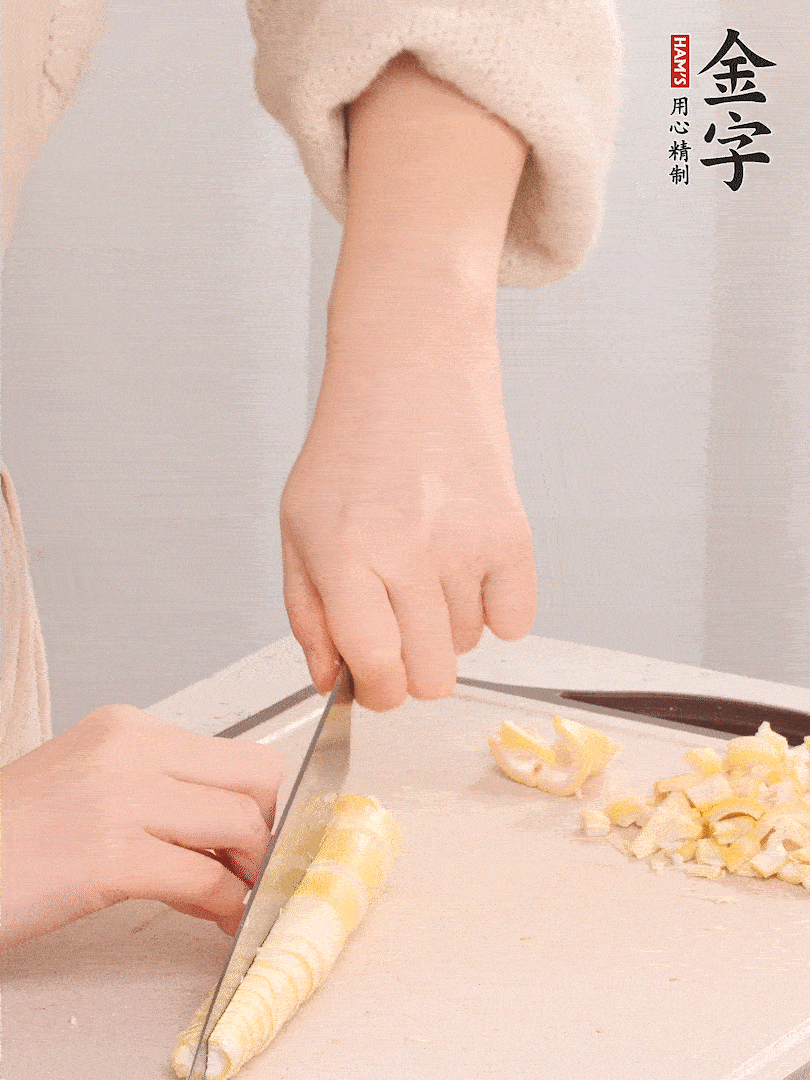 春筍去皮切小塊，焯水2分鐘左右