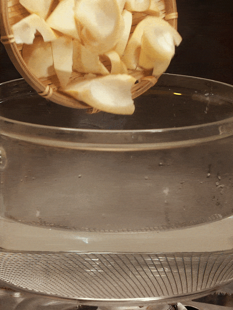 春筍切塊，焯水去除澀味