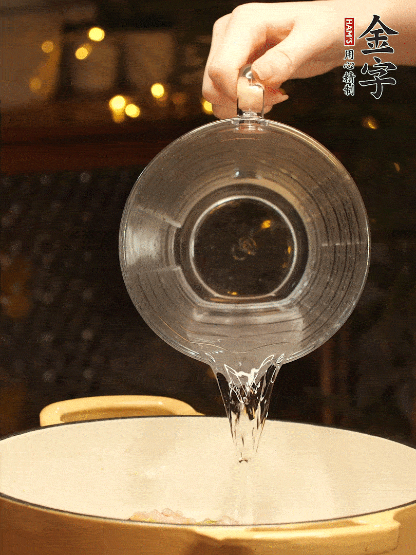 加入120ml水，蓋上蓋子燜幾分鐘撒上蔥花，美美的擺個盤~