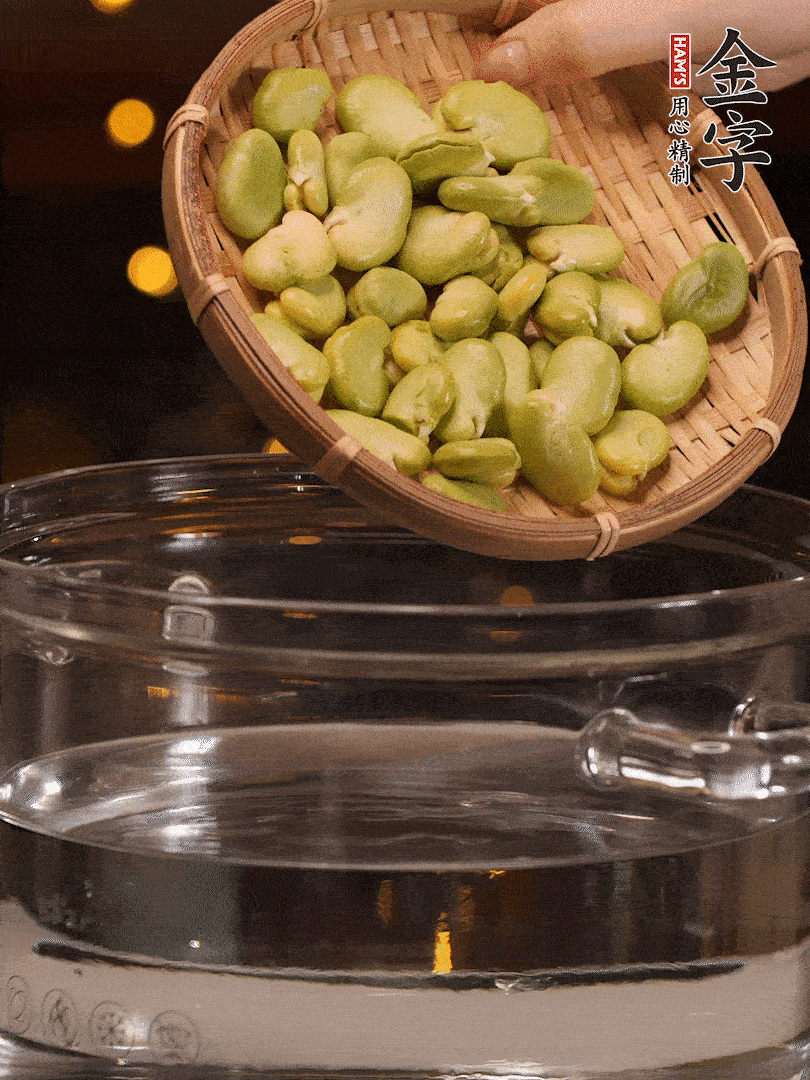 蠶豆剝殼，一起放入鍋中開水焯2分鐘去澀