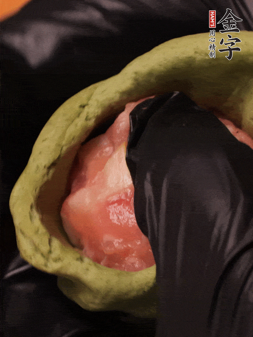 切成小劑子，中間壓個(gè)坑，做成碗狀，虎口慢慢收口