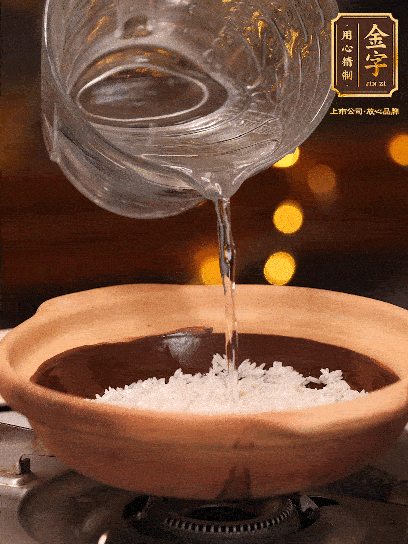 選一個(gè)中意的砂鍋加入1勺花生油并刷勻，倒入泡好的絲苗米、開大火煮至沸騰冒大泡后，轉(zhuǎn)中火蓋蓋燜煮5分鐘