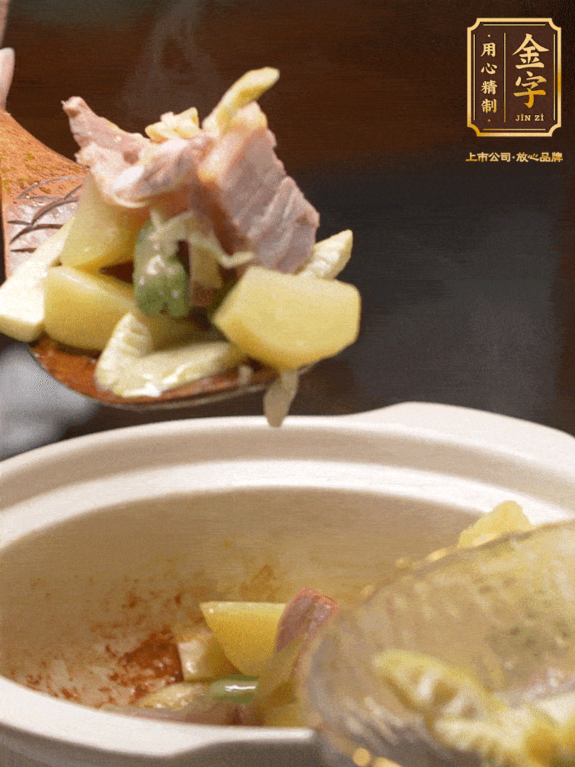 煸出咸肉脂香，再下筍丁、蠶豆。呈出