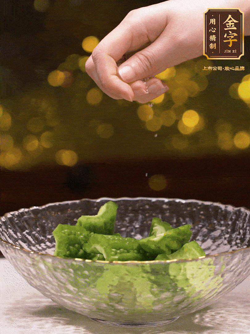 處理好的苦瓜切段（5cm），加點(diǎn)鹽鹽腌一下，去除一下苦味