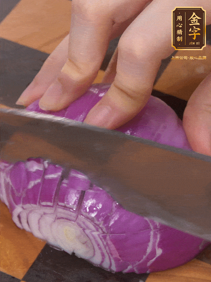 洋蔥切碎、土豆切丁