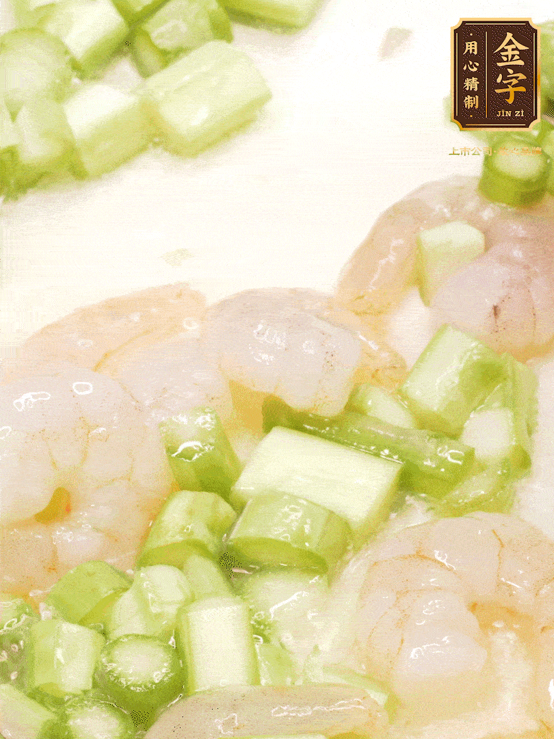 熱油煎香蝦仁，下香腸、蘆筍翻炒，盛出備用。