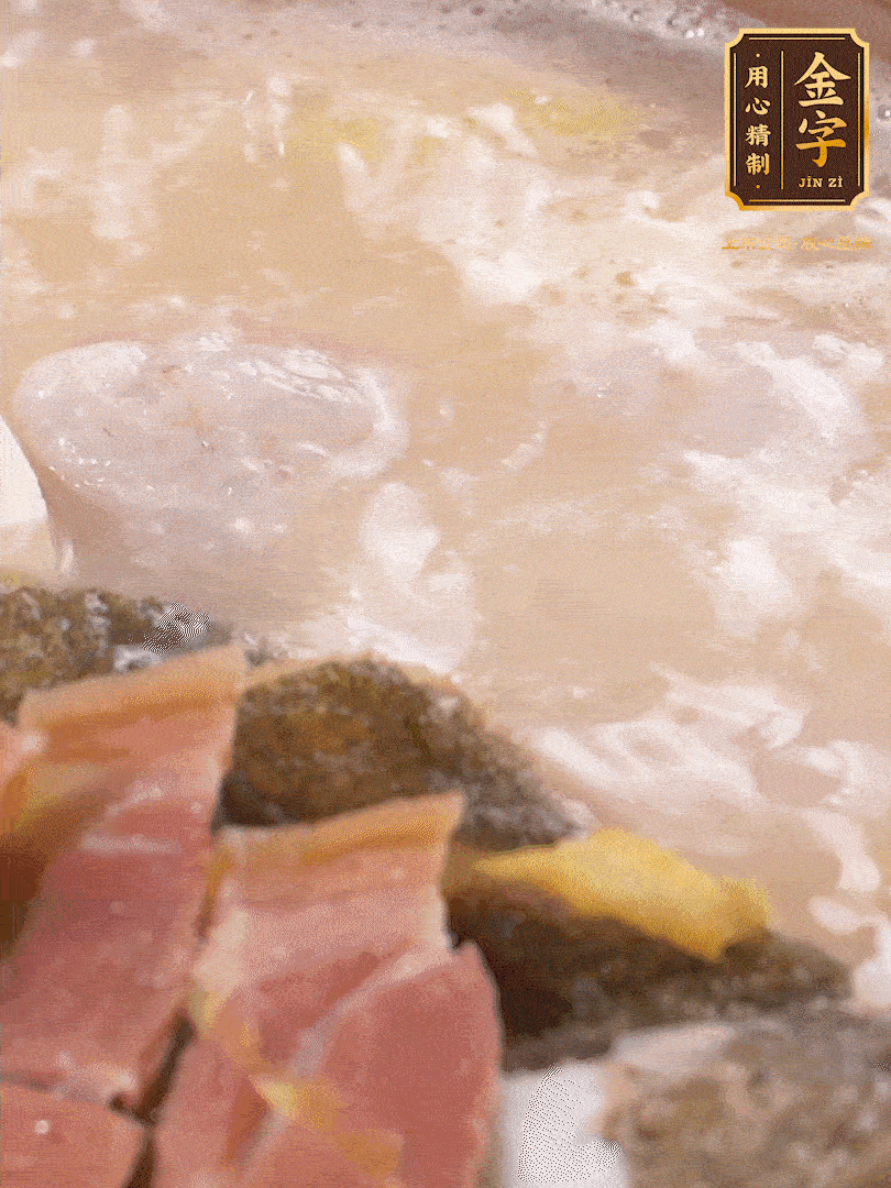 大火煮至沸騰后，轉(zhuǎn)至砂鍋中，繼續(xù)燉煮。這個(gè)時(shí)候可以放入一些自己喜歡吃的配菜比如蝦滑、內(nèi)酯豆腐來添味