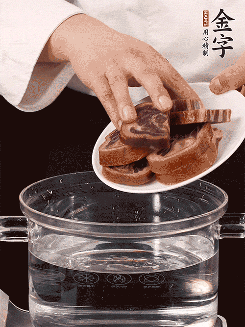 準備食材。做金銀蹄有2個關(guān)鍵點：食材上火腿當(dāng)然得選足年發(fā)酵的金字火腿，新鮮豬爪最好選前腳、大小適宜的。