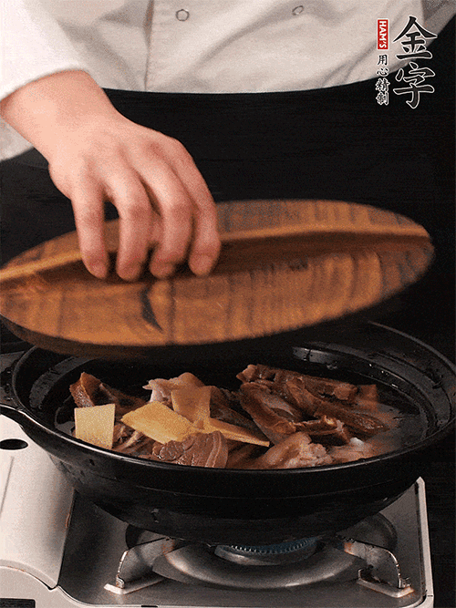 大火煮到沸騰后，轉(zhuǎn)中小火慢燉1個半小時。