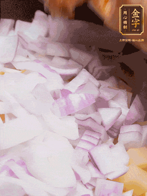 倒入洗干凈的大米、土豆丁、洋蔥碎、排骨、金字火腿xo醬、水