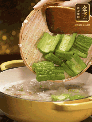 倒入熱水，和泡開的綠豆（連水）和火腿片，大火燒開燉一個(gè)小時(shí)