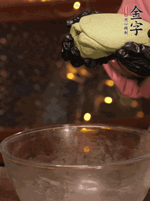 水里放點(diǎn)鹽，燒開后放艾草，一勺小蘇打，撈出浸入涼水，打成艾草泥