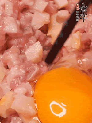 豬肉末、咸肉丁，分次加蔥姜水，一勺糖、一丟白胡椒，春筍丁，打入一個(gè)雞蛋