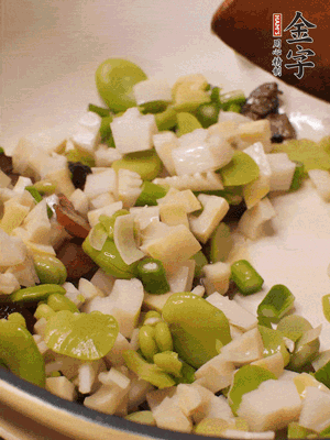 倒入蠶豆、春筍翻炒