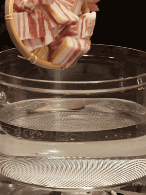 排骨、咸肉，一起下入鍋中，加入蔥，姜，料酒，倒入清水焯水清洗干凈