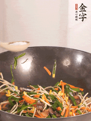 炒合菜：金字醬油肉、綠豆芽、韭菜