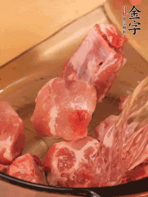 排骨冷水下鍋，加料酒、姜片，煮開綽水